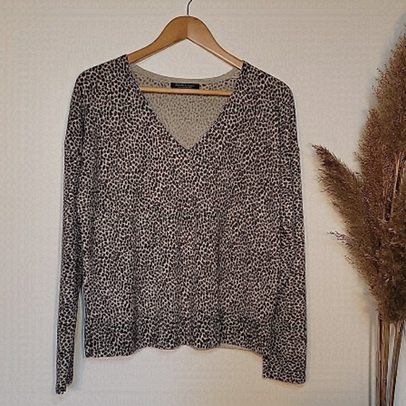 𝅺100% merino wool Banana Republic leopard print long sleeve M/L ? - Picture 1 of 5